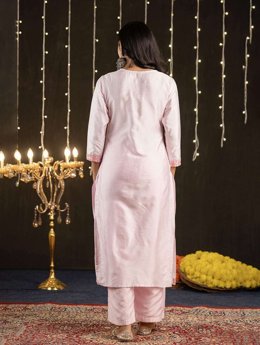 Women Embroidered Three Quarter Sleeve Straight Kurta