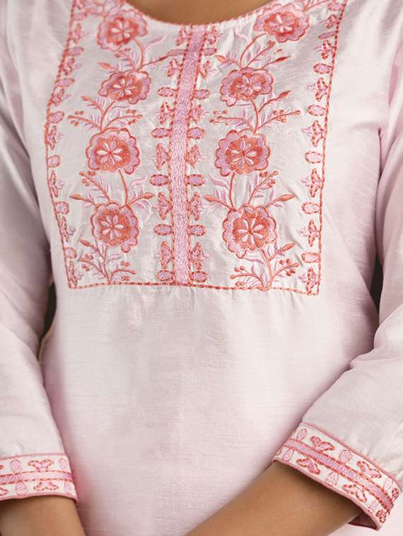 Women Embroidered Three Quarter Sleeve Straight Kurta