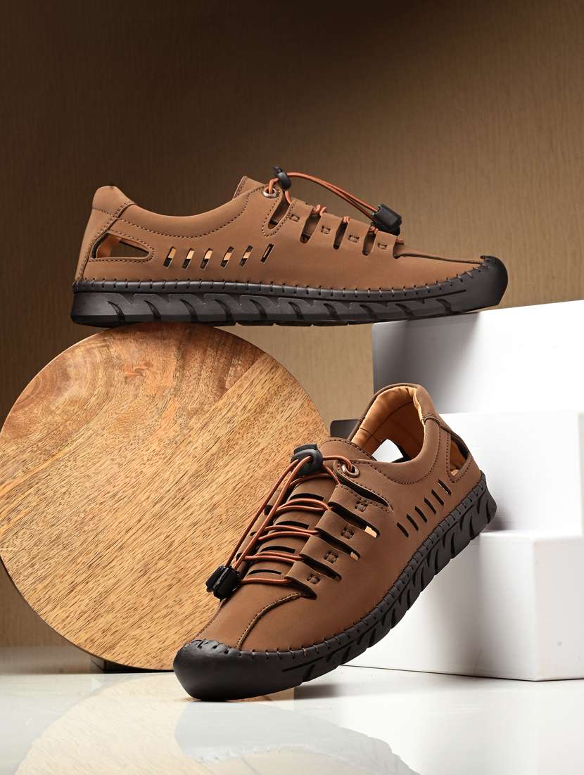 men lace up sandal