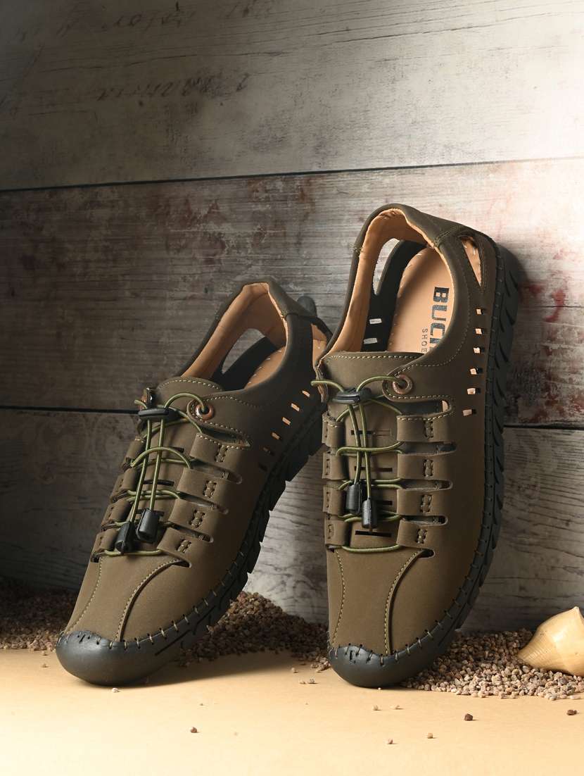 men lace up sandal