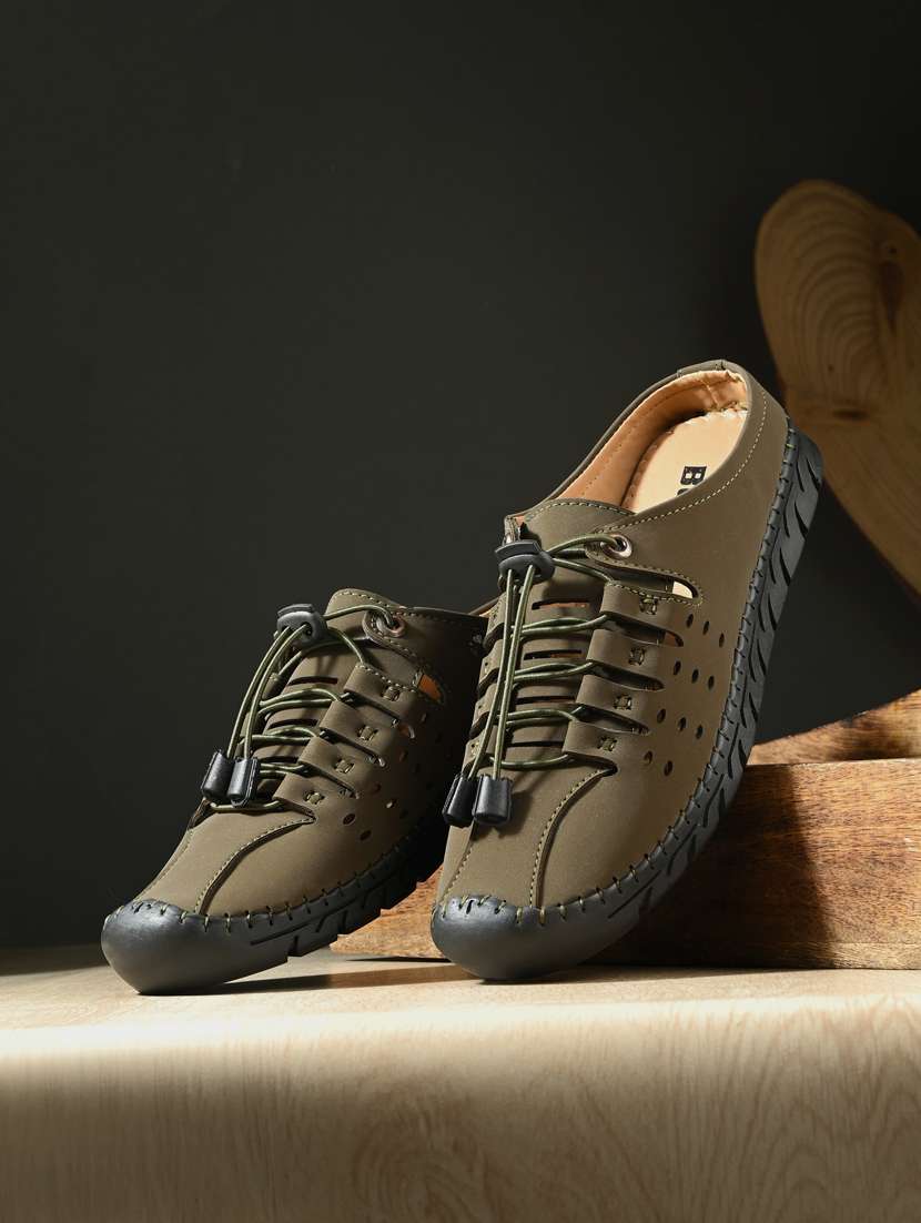 men lace up sandal