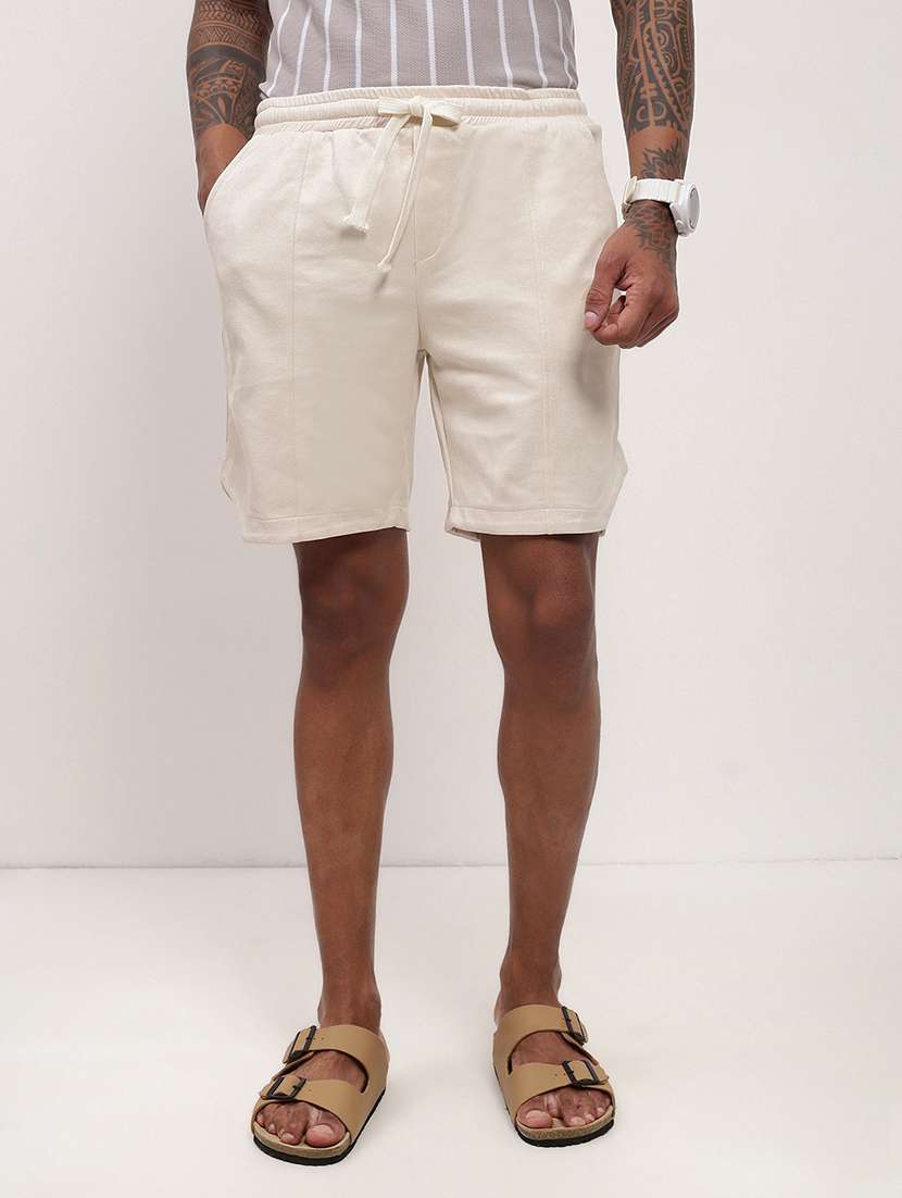 men solid mid rise regular fit shorts