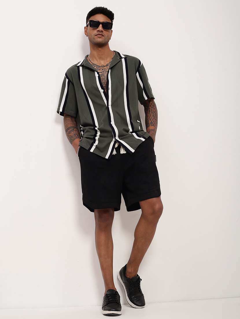 men solid mid rise regular fit shorts - 21696100 - Standard Image - 5