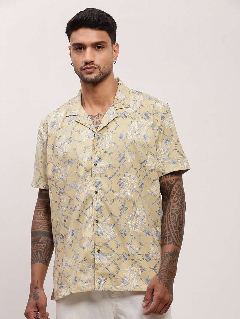 men abstract printed short sleeves casual shirt