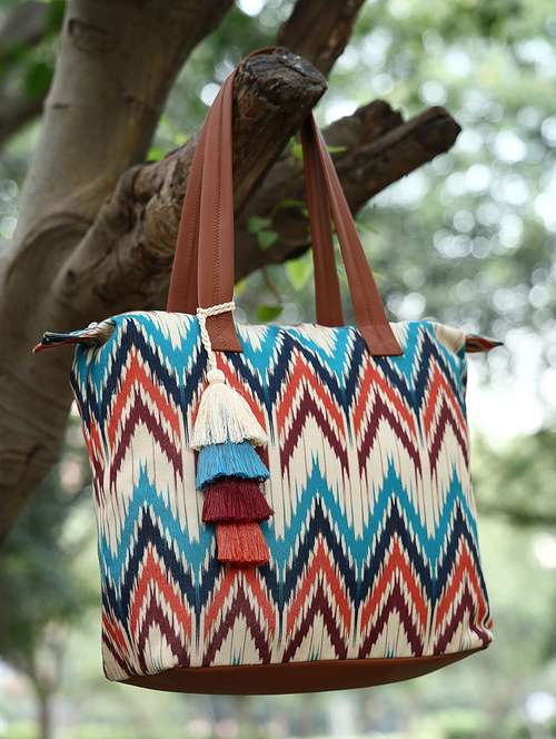 women printed regular tote bag 