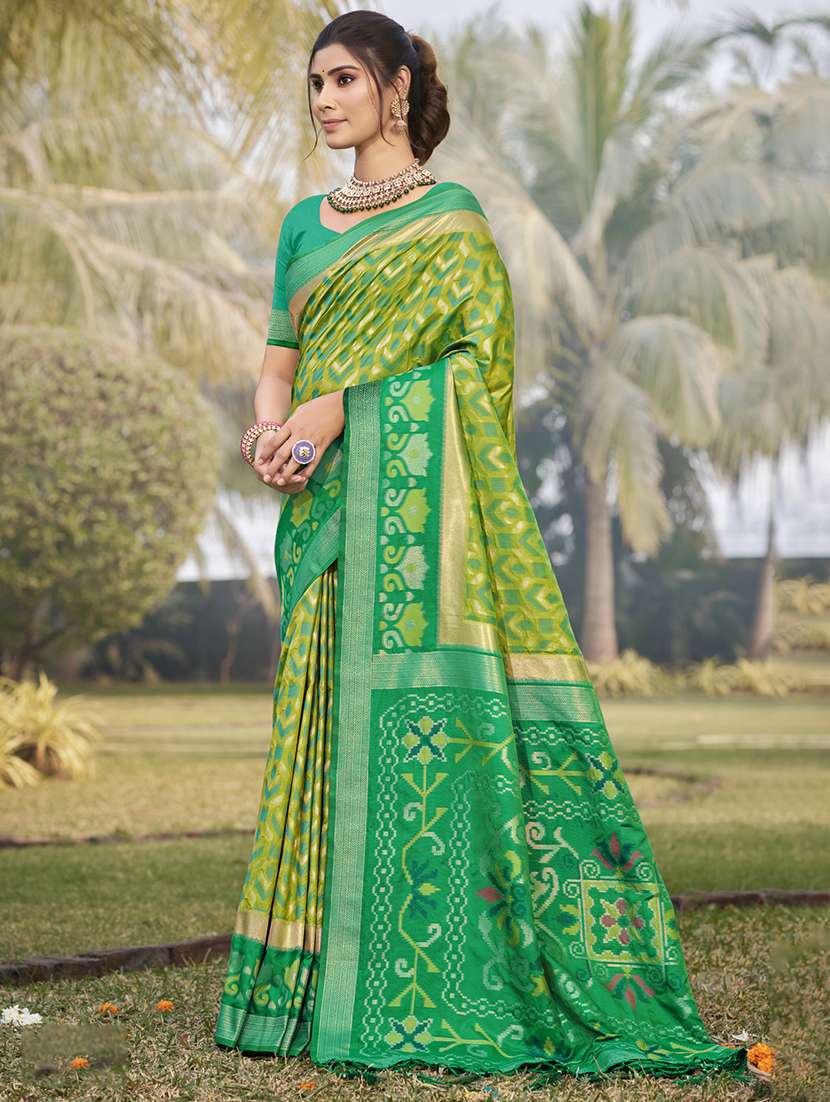 women self design bordered saree with blouse