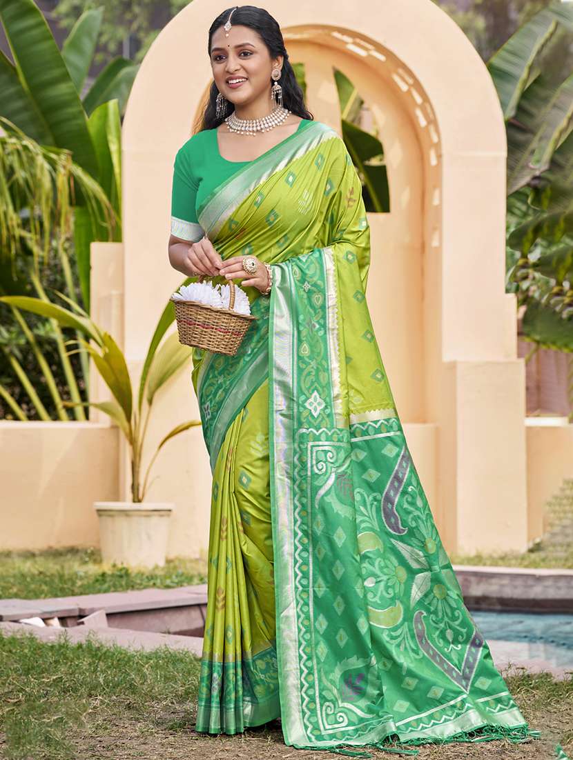 women self design bordered saree with blouse