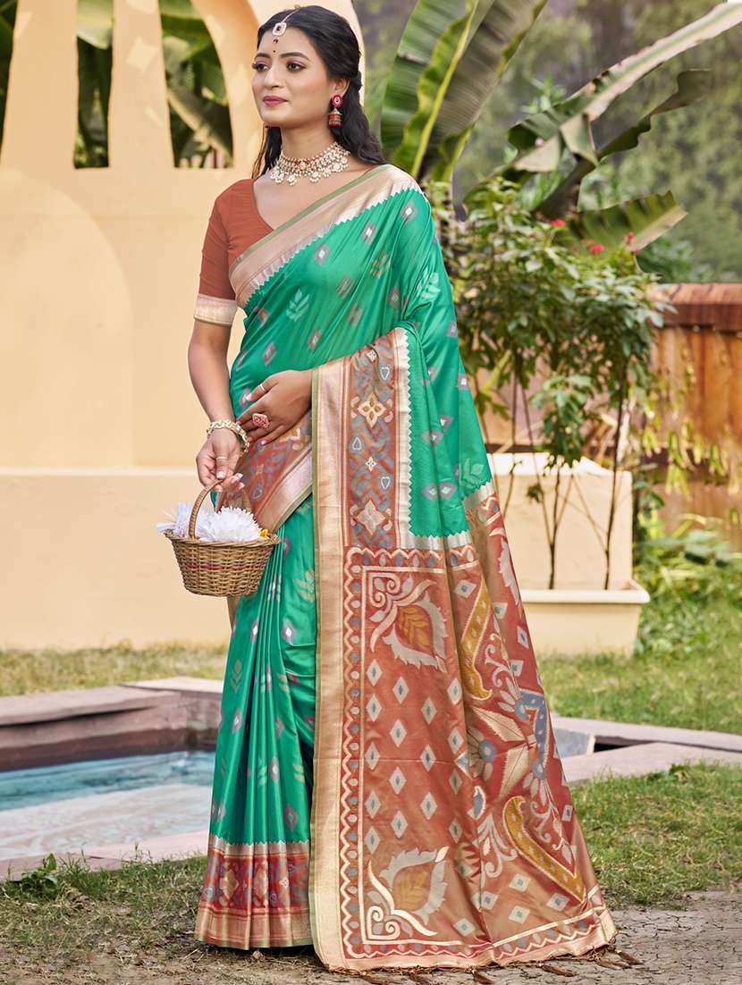 women self design bordered saree with blouse