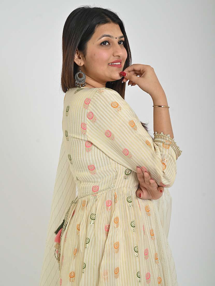 women three quarter sleeve kurta palazzo with dupatta set - 21712229 -  Standard Image - 3