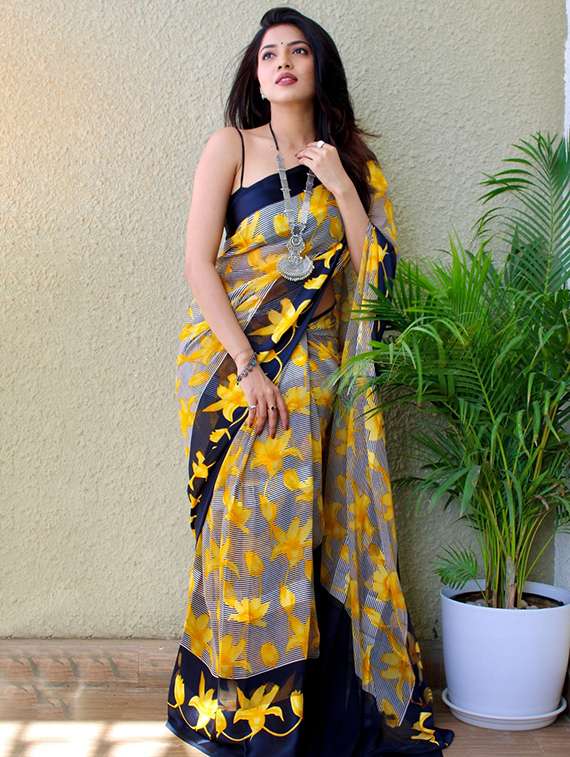 women printed bordered saree with blouse