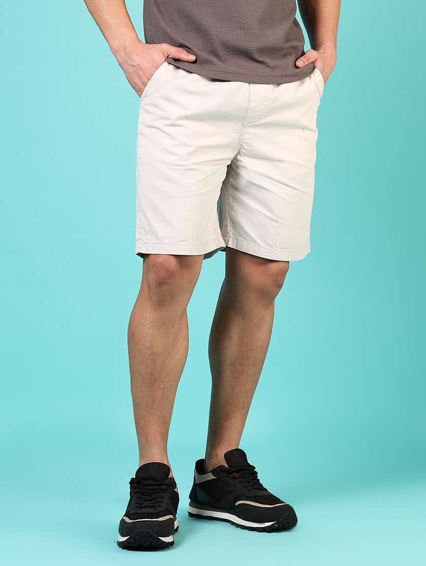 men solid mid rise regular fit shorts