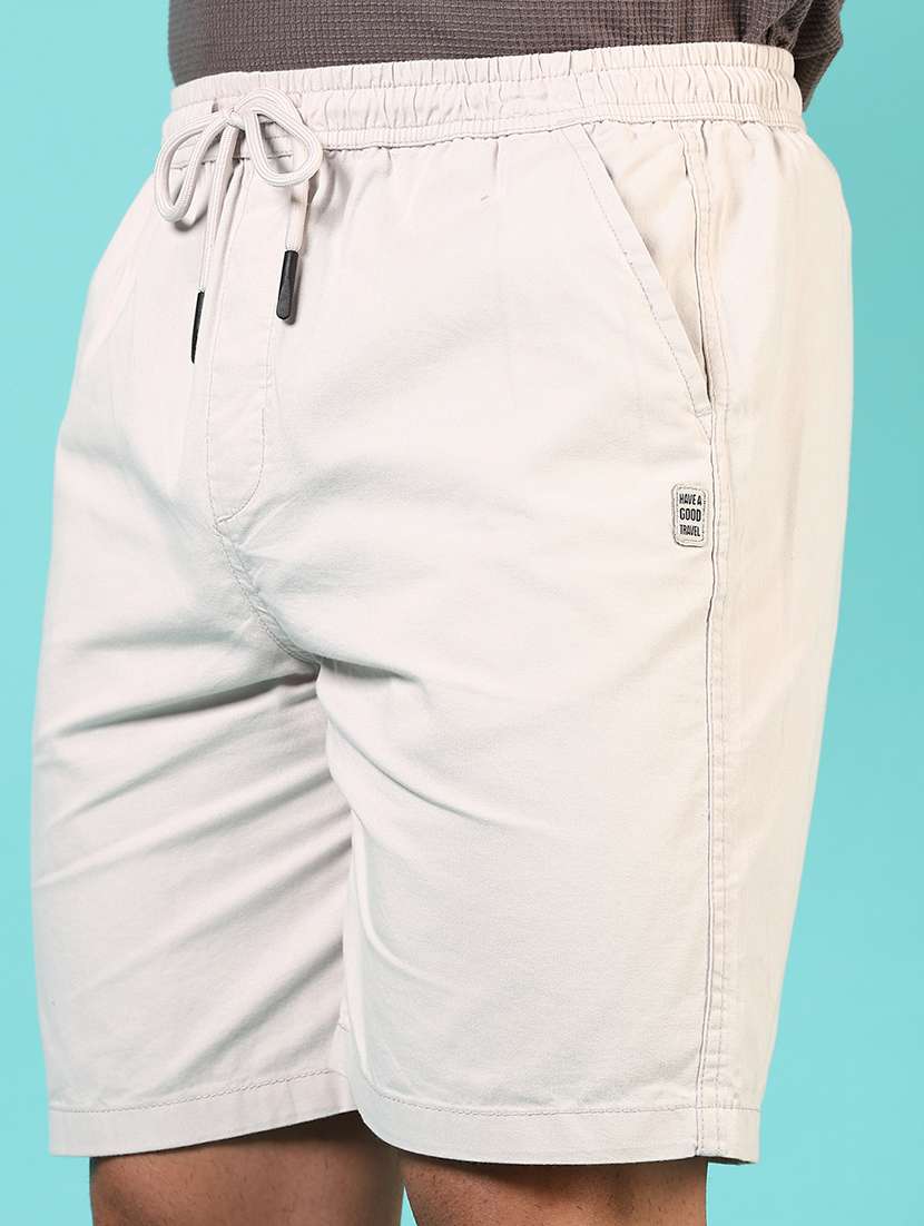 men solid mid rise regular fit shorts - 21721003 -  Standard Image - 3