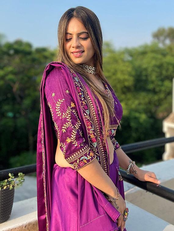 women purple solid bordered saree with blouse - 21723200 - Standard Image - 3