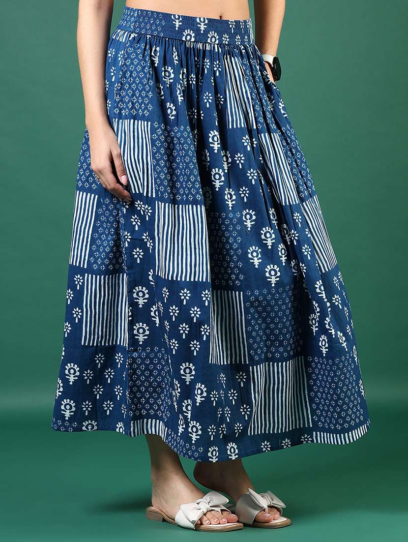 Women Blue Printed Mid Rise Flared Skirt