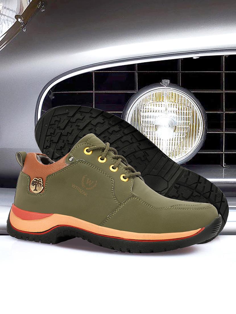 men lace up hiking boots - 21737908 -  Zoom Image - 0