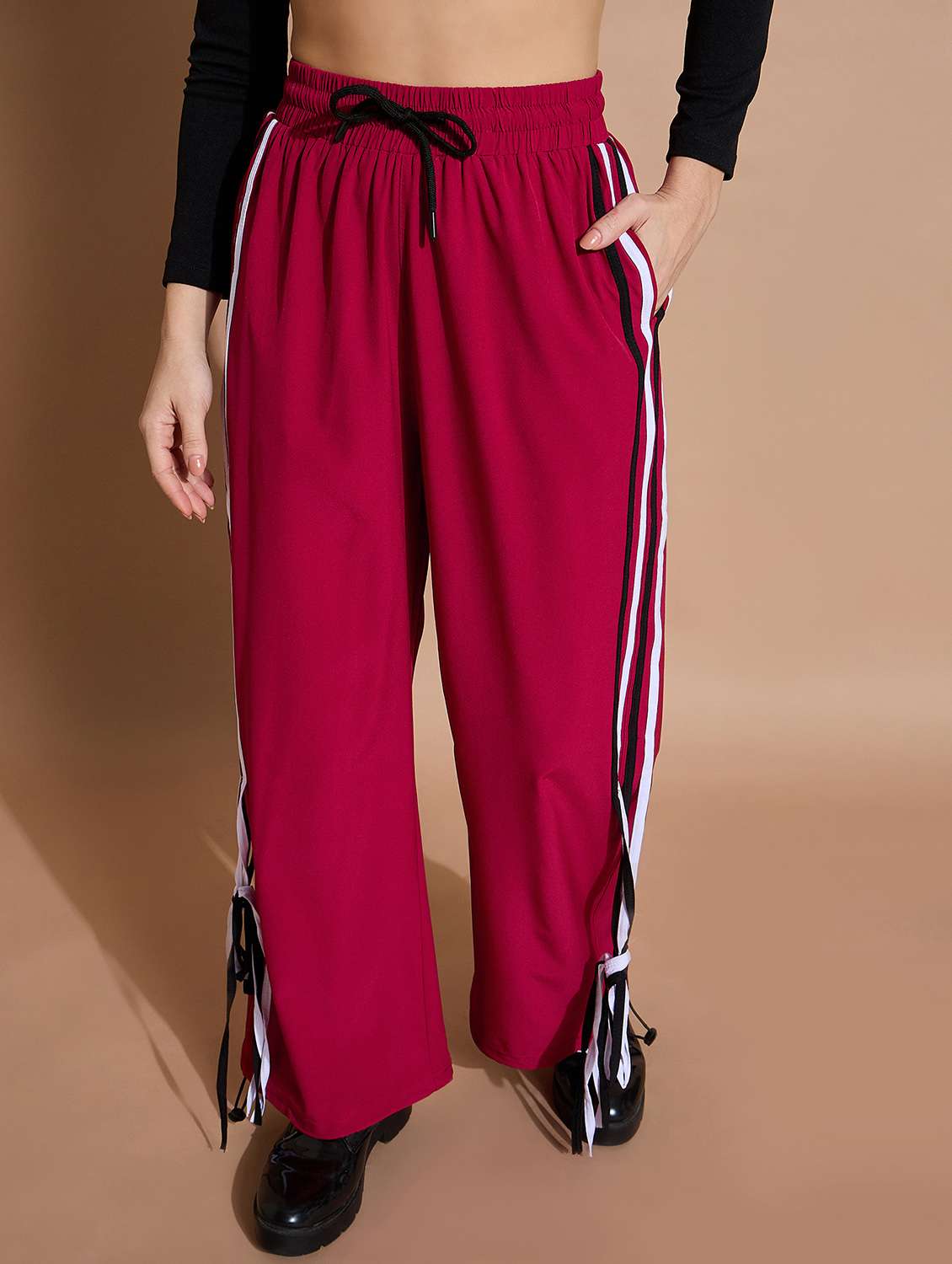 women solid mid rise track pant