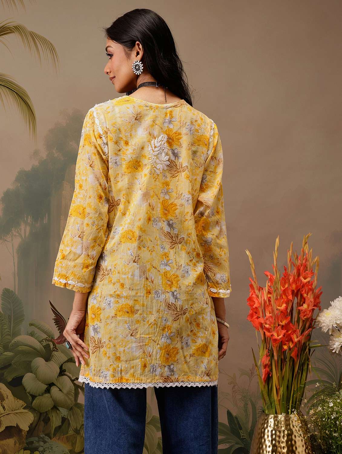 Women Chikankari Work Round Neck Straight Kurti