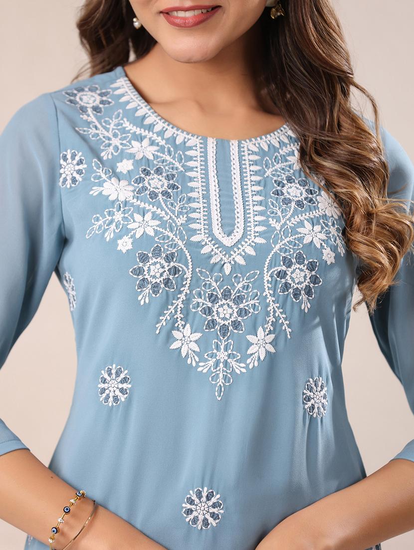 women round neck chikankari straight kurta - 21746703 - Standard Image - 5