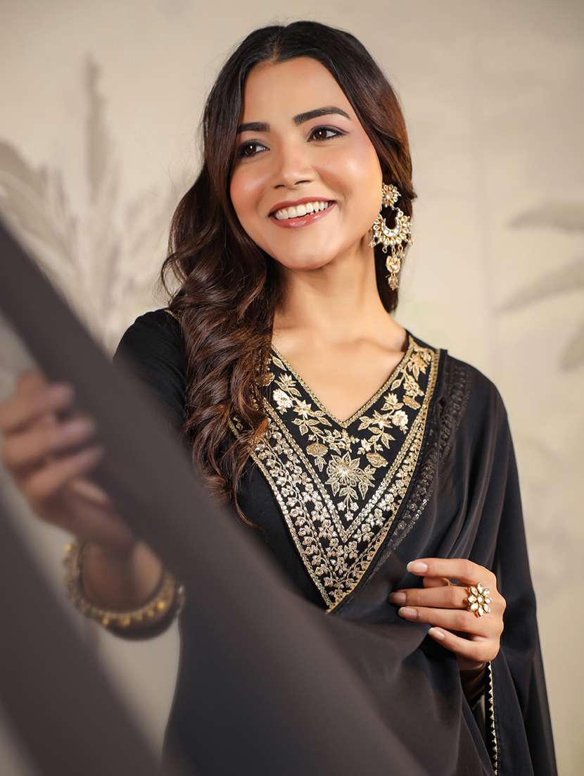 women embroidered kurta pant set with dupatta - 21746745 - Standard Image - 5