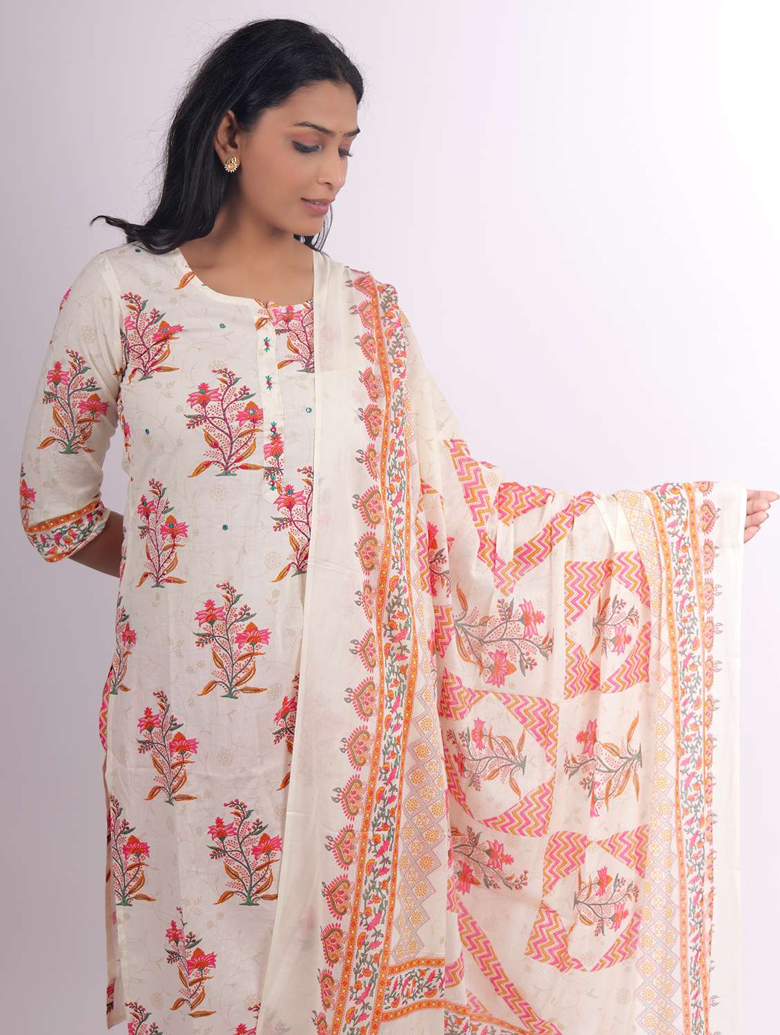 women printed kurta pant set with dupatta - 21747552 -  Standard Image - 3