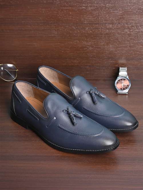men solid slip on tassel detailed boatshoes