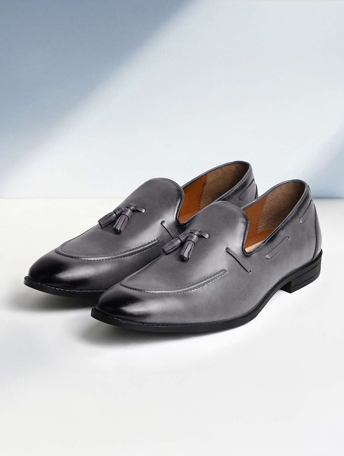 men solid slip on tassel detailed boatshoes