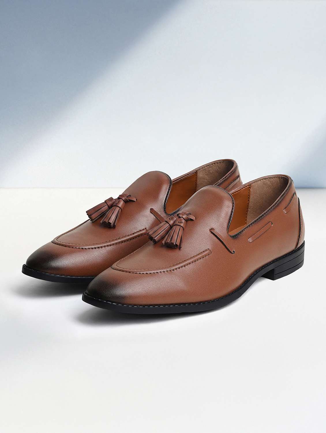 men solid slip on tassel detailed boatshoes
