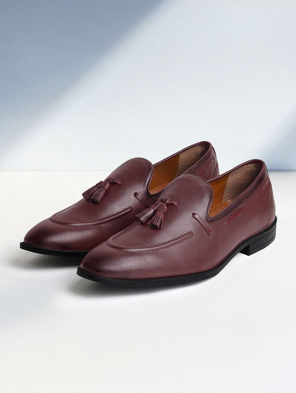 men solid slip on tassel detailed boatshoes