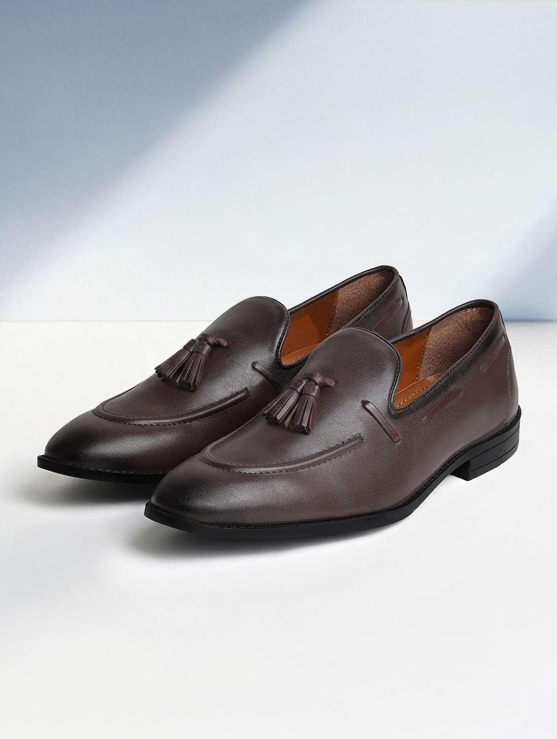 men solid slip on tassel detailed boatshoes