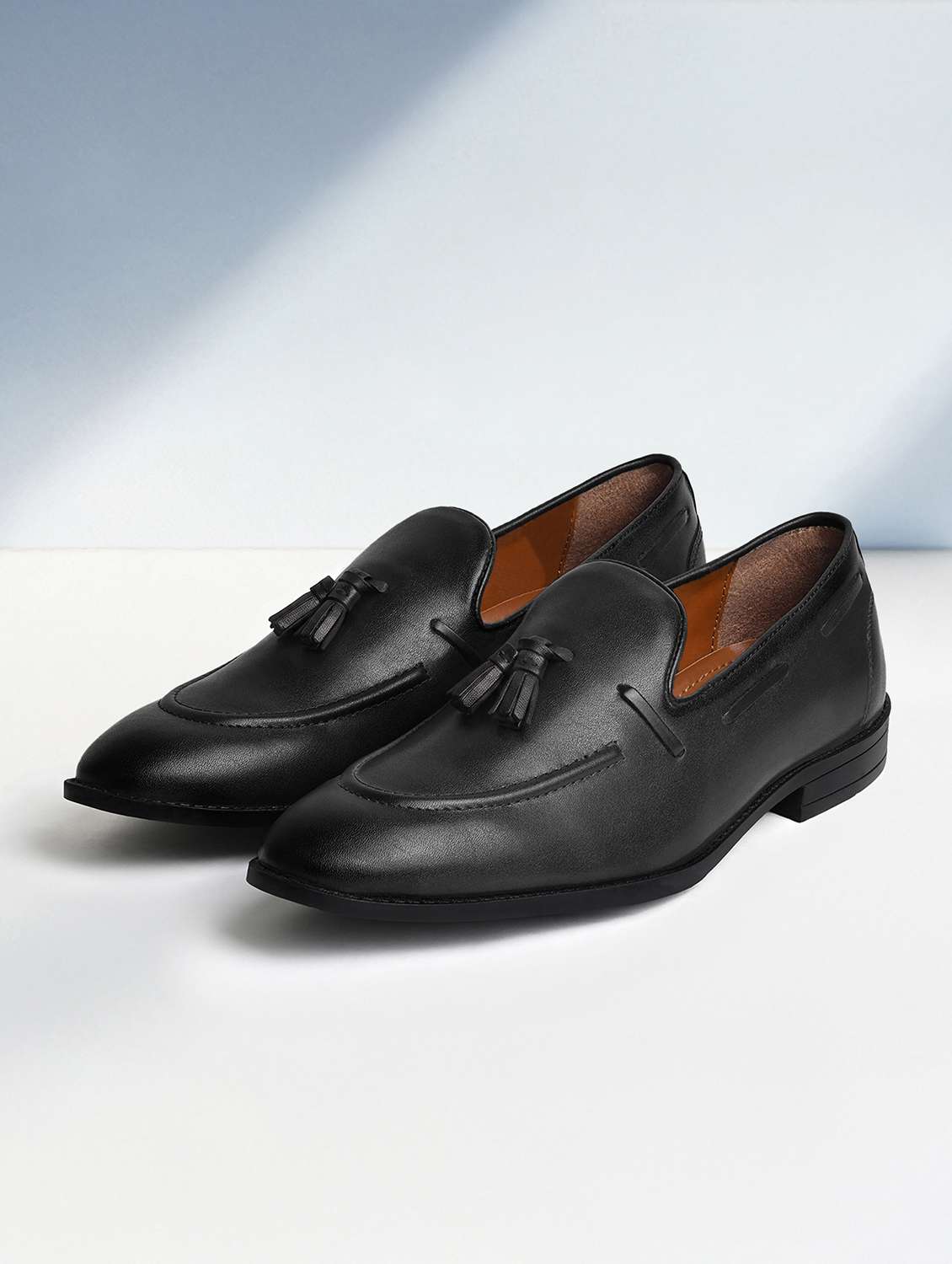 men solid slip on tassel detailed boatshoes