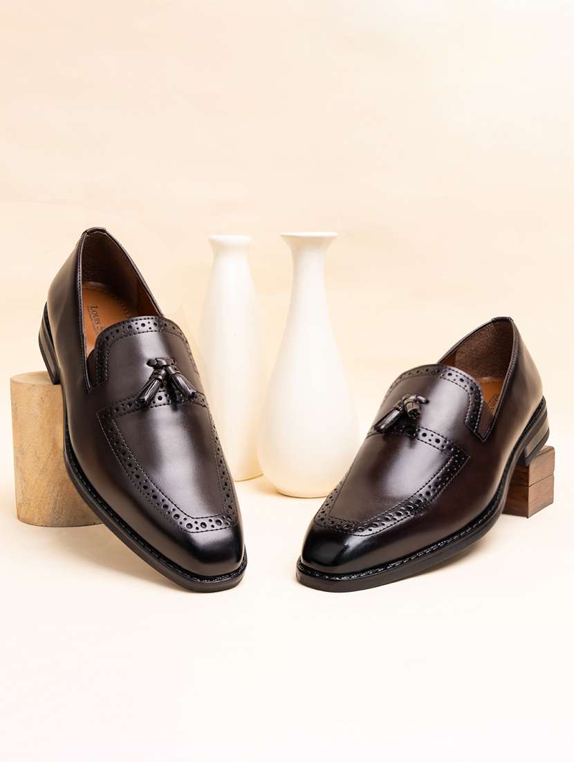 men solid slip on tassel detailed moccasin shoes