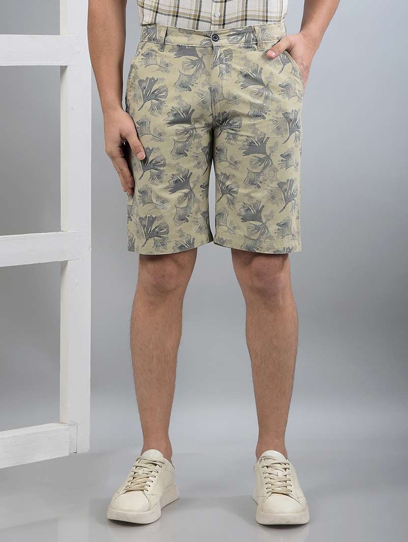 men floral printed mid rise slim fit shorts