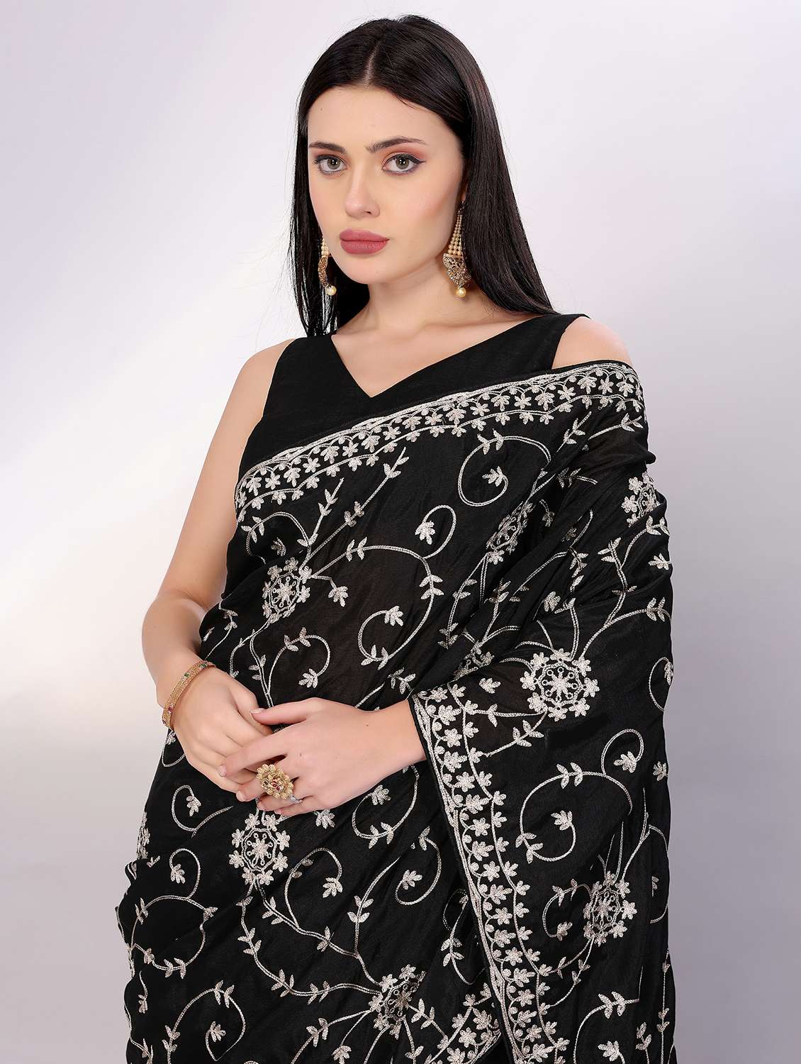 women solid with work embroidered saree with blouse - 21753230 -  Standard Image - 3