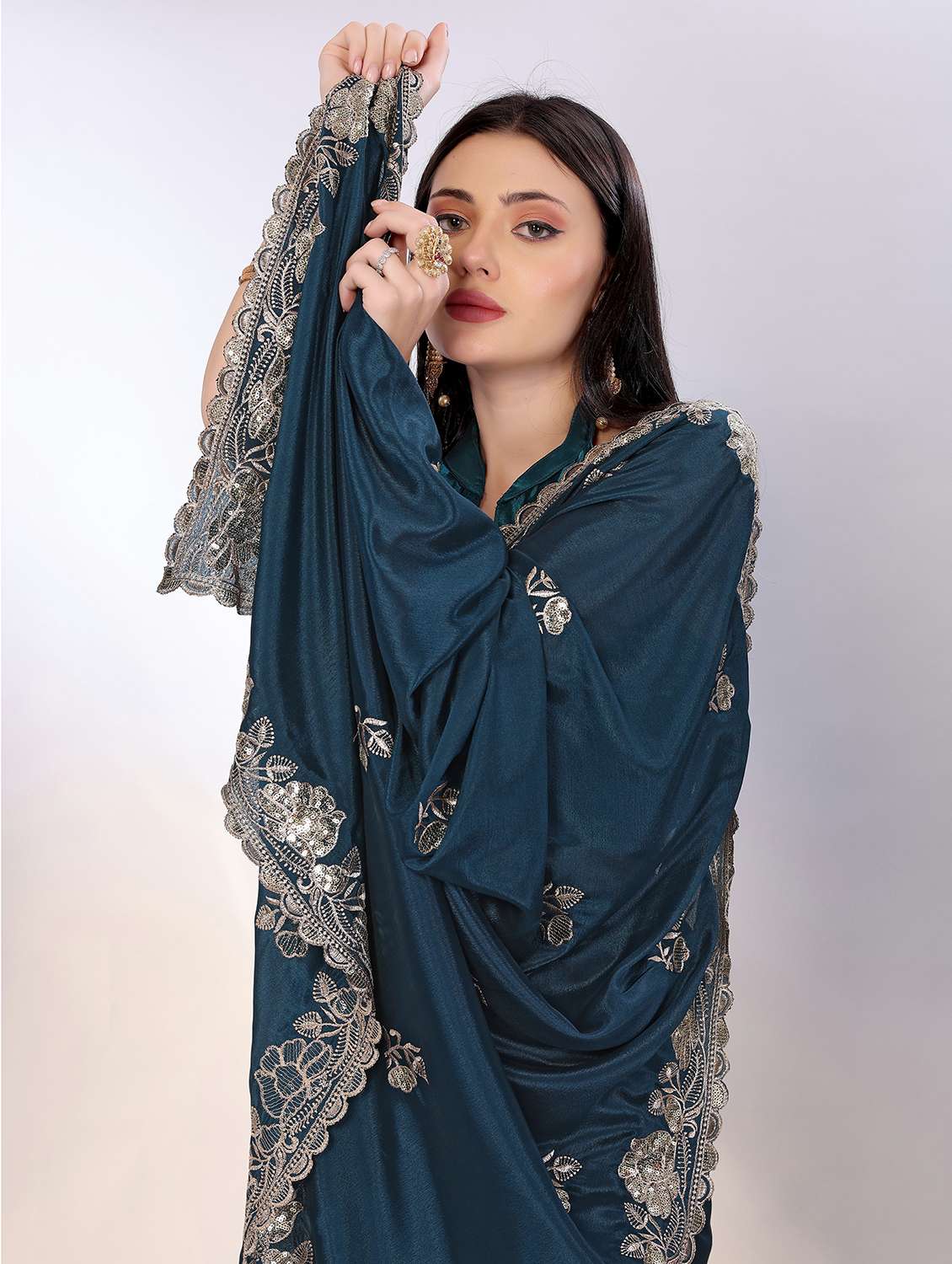 women solid with work embroidered saree with blouse - 21753245 -  Standard Image - 3