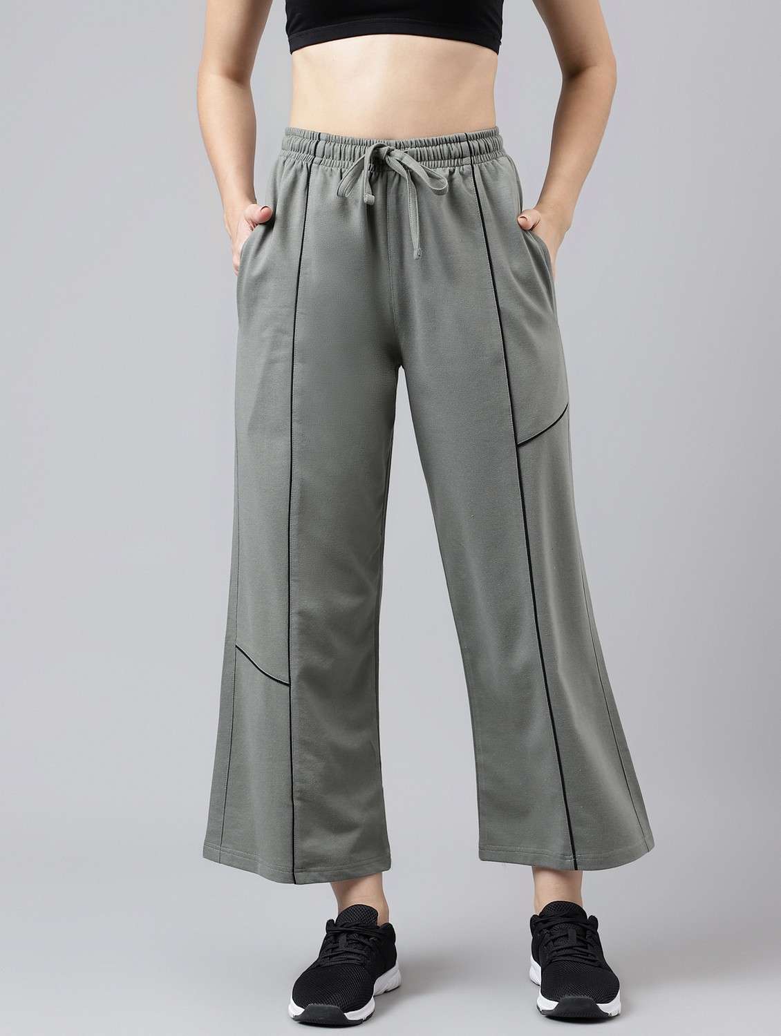 women solid mid rise track pant