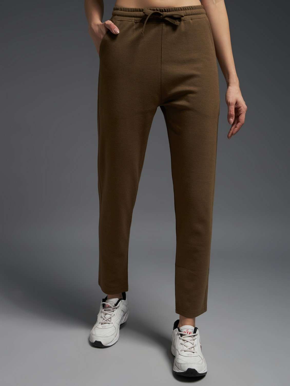 women solid mid rise track pant