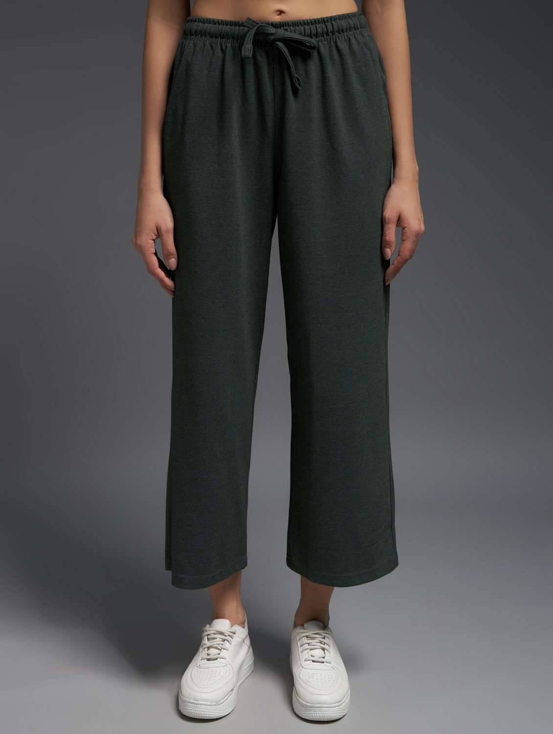 women solid mid rise track pant
