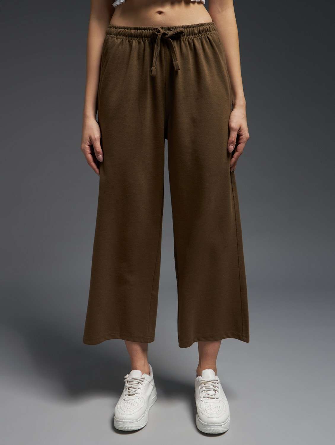 women solid mid rise track pant