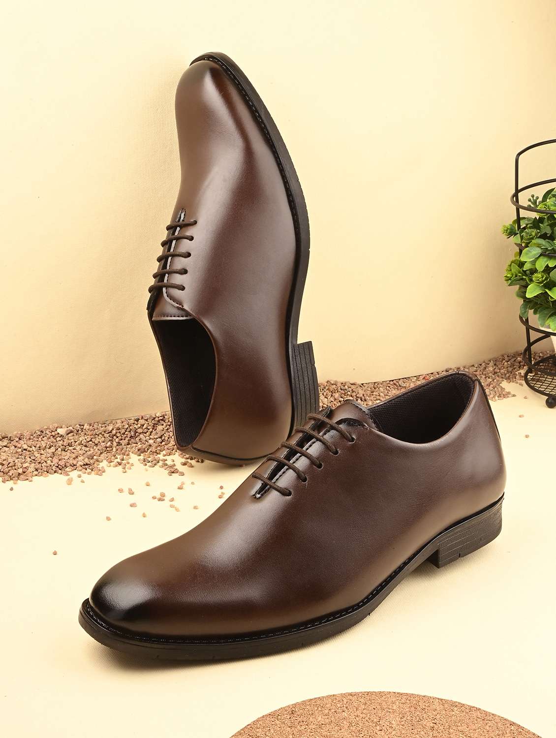 men brown lace-up oxford