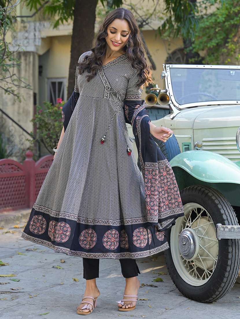women three quarter sleeve kurta pant with dupatta set - 21766299 - Standard Image - 3