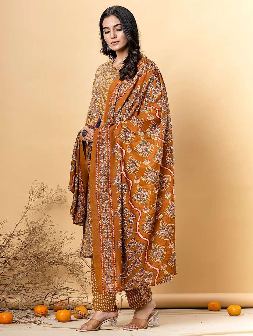 women three quarter sleeve kurta pant with dupatta set - 21766760 -  Standard Image - 3