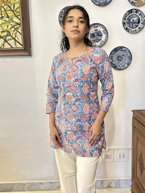 women floral three quarter sleeve straight kurti - 21784830 -  Standard Image - 0