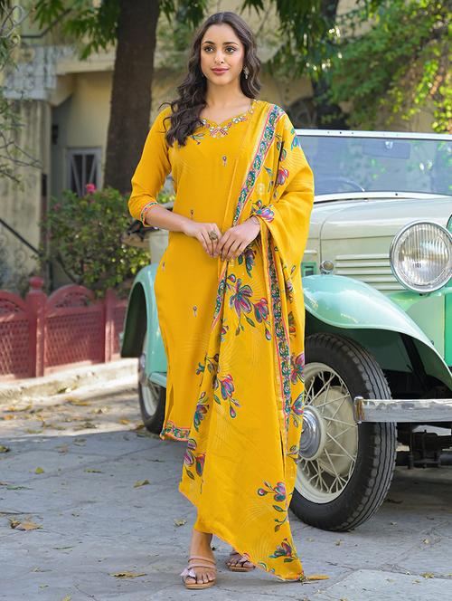 women three quarter sleeve kurta pant with dupatta set - 21785660 - Standard Image - 0