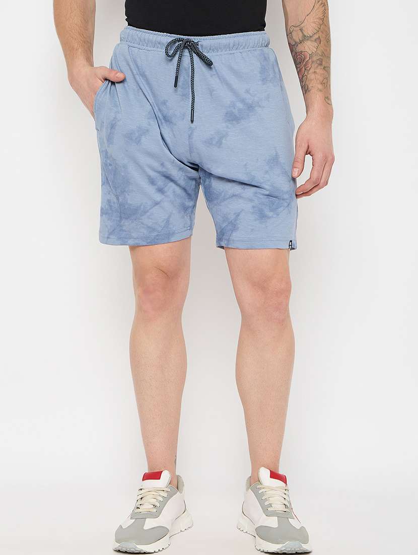 men printed mid rise shorts
