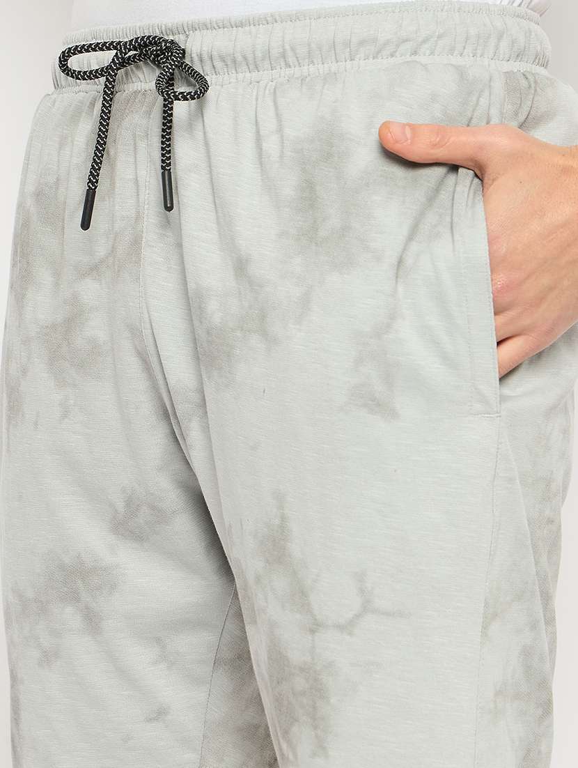 men printed mid rise shorts - 21790983 - Standard Image - 5