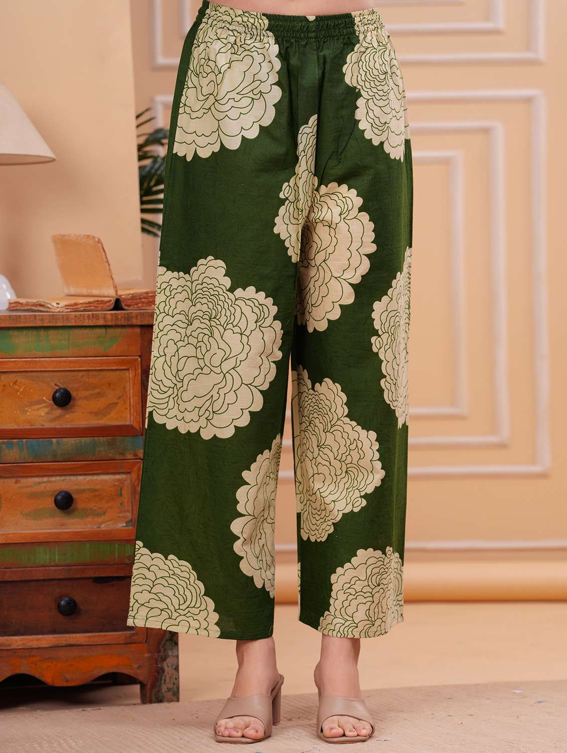 women printed sleeveless kurta palazzo set - 21793425 - Standard Image - 5