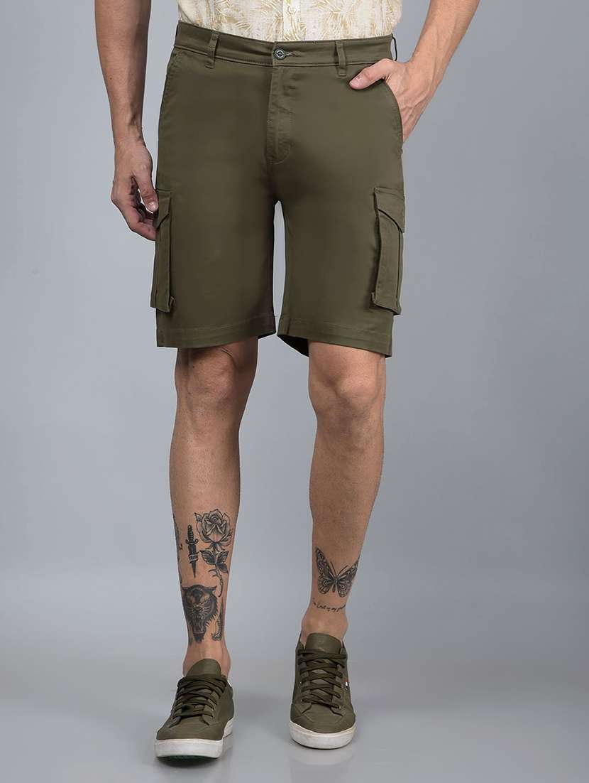 men solid mid rise shorts