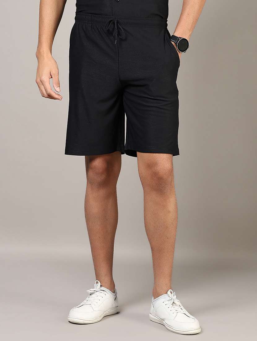 men solid mid rise regular fit shorts