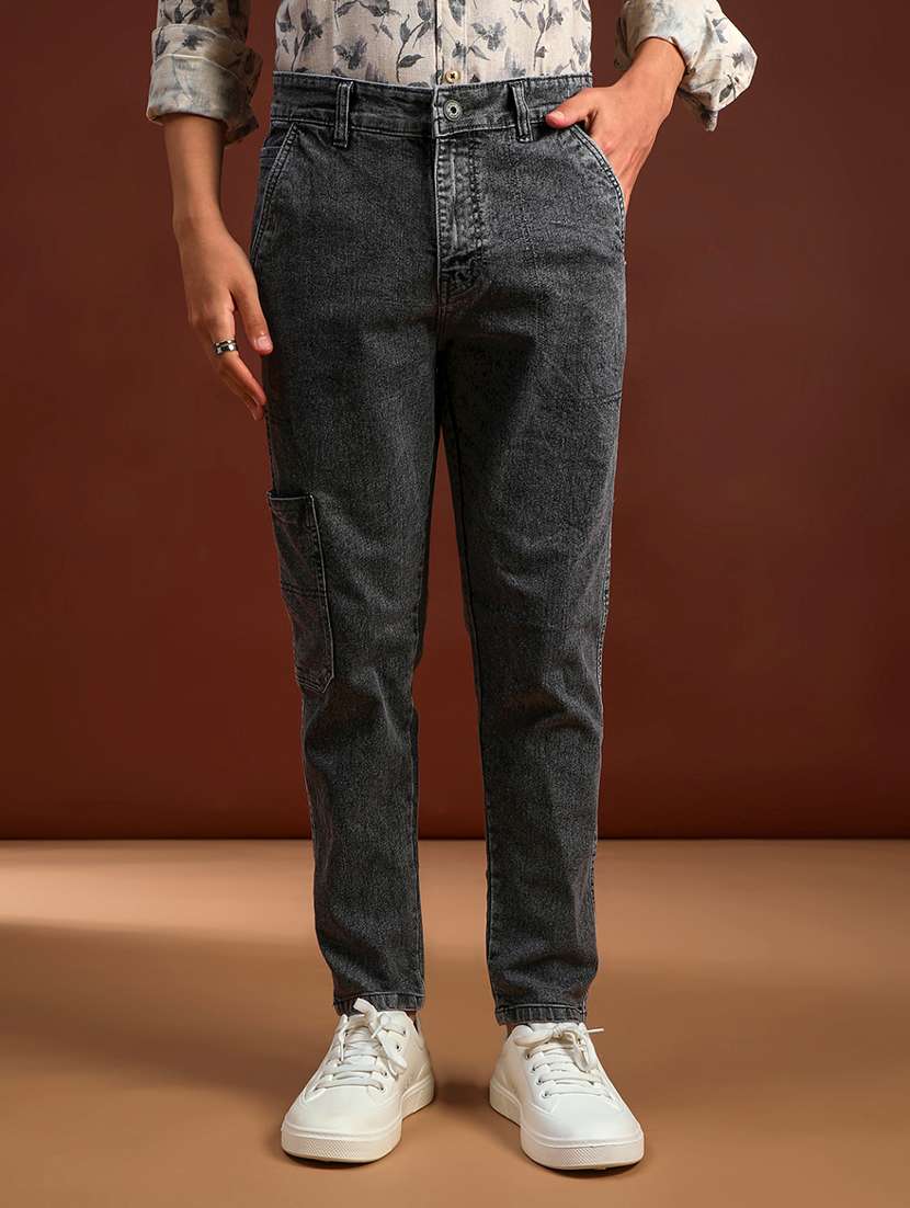 men washed mid rise regular fit cargo