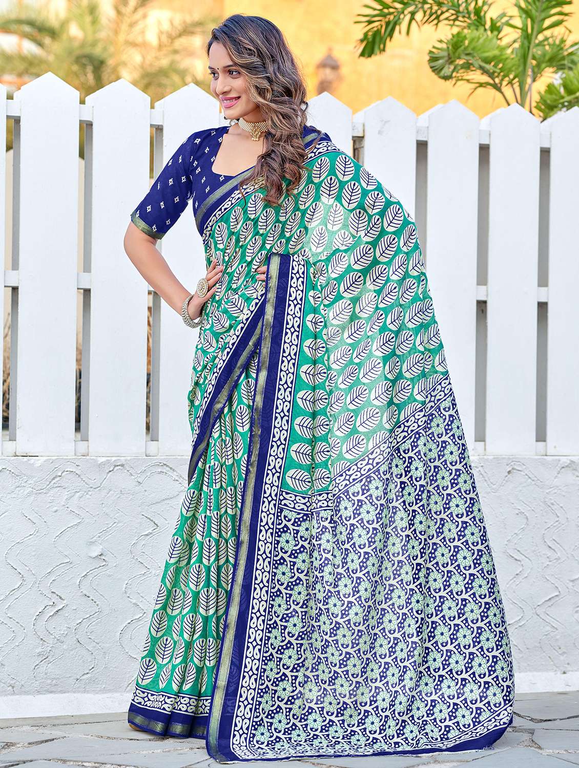 women printed casual wear saree with blouse - 21905376 - Zoom Image - 0